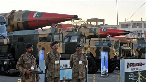 Tên lửa có khả năng mang đầu đạn hạt nhân của Pakistan tại một cuộc triển lãm quốc phòng ở Karachi - Ảnh: AFP