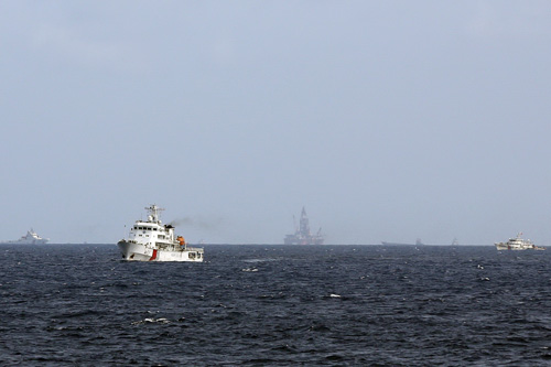 Tàu Trung Quốc bảo vệ giàn khoan Hải Dương-981 hạ đặt phi pháp trong vùng biển VN năm 2014 - Ảnh: Độc Lập