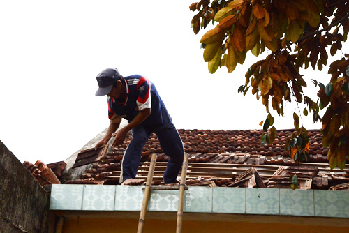 Người dân xã Nghĩa Thắng (huyện Tư Nghĩa) lợp lại mái nhà do lốc xoáy gây ra