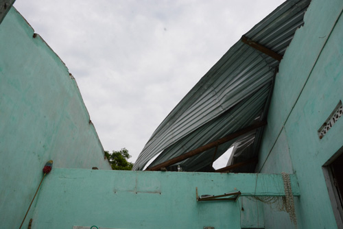 Ngôi nhà của gia đình anh Trương Văn Thanh , ở xã Nghĩa Thắng ( huyện Tư Nghĩa) bị lốc xoáy tàn phá