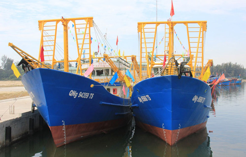 Hai tàu vỏ thép hiện đại được bàn giao cho ngư dân Quảng Ngãi