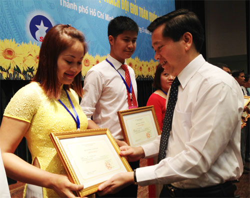Bí thư T.Ư Đoàn Nguyễn Long Hải tặng bằng khen cho các giáo viên Tổng phụ trách Đội giỏi toàn quốc