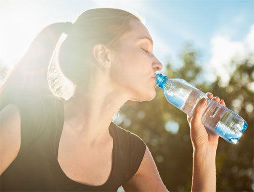 Uống đủ nước sẽ góp phần ngừa tai biến do nắng nóng - Ảnh: Shutterstock