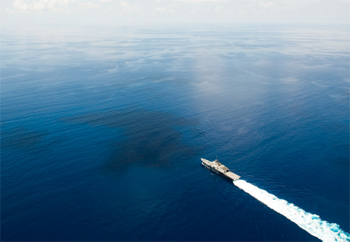 Chiến hạm USS Fort Worth của Mỹ tuần tra tại vùng biển quốc tế gần Trường Sa ngày 11.5 -  Ảnh: US Navy