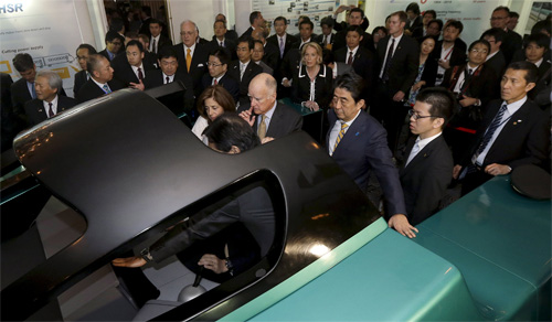 Thủ tướng Nhật Abe cùng Thống đốc California Jerry Brown xem một thiết bị công nghệ trong chuyến thăm bang này - Ảnh: Reuters