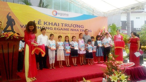 Nhân dịp Khai trương Văn phòng Tổng Đại Lý Nha Trang, chào mừng ngày Quốc tế thiếu nhi 1/6, Công ty Egame dành tặng 20 thẻ học tập trị giá 1 triệu đồng/thẻ cho 20 em học sinh có thành tích học tập xuất sắc tại khu vực Nha Trang
