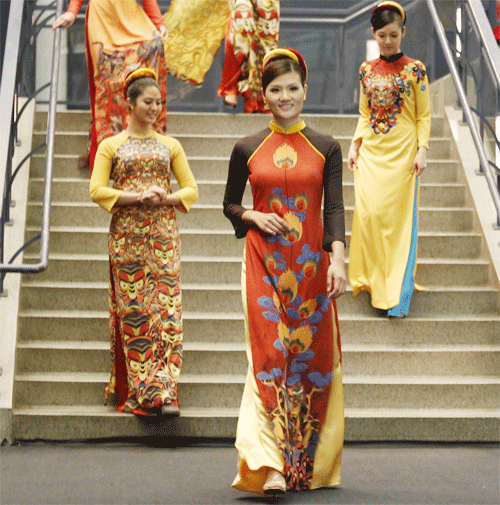 Sinh viên gốc Việt lần đầu trình diễn áo dài tại Mỹ