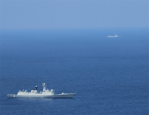 Trực thăng Mỹ phát hiện hai tàu chiến Trung Quốc xuất hiện ở Biển Đông hồi tháng 5.2014 - Ảnh: US Navy
