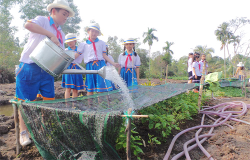 Vào những ngày hè, phụ huynh nên cho con về quê chơi để thư giãn sau suốt 9 tháng học tập - Ảnh: Minh Luân