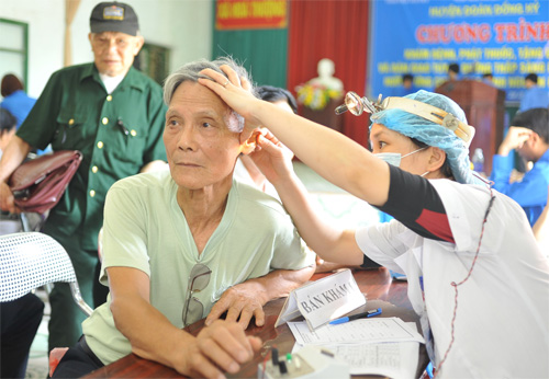 Thầy thuốc trẻ khám bệnh miễn phí cho người dân tại xã Hóa Thượng, H.Đồng Hỷ, Thái Nguyên