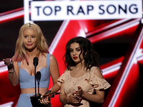 Iggy Azela (trái) nhận giải Ca khúc Rap hàng đầu tại BBMA 2015 - Ảnh: Reuters