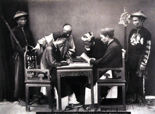 Những thầy đồ người Hoa và người An Nam, lính khố xanh, Tòa công sứ Pháp tại Hàng Gai, Hà Nội, năm 1884 - Ảnh: C.T