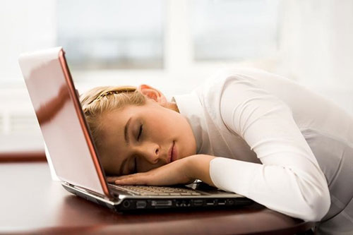 Giấc ngủ giữa ngày giúp tâm trạng phấn chấn trở lại - Ảnh Shutterstock
