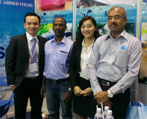 Nguyễn Thị Thu Huệ (thứ 2 từ trái sang) trong Hội chợ Vietfish 2014 - Ảnh H.Tr