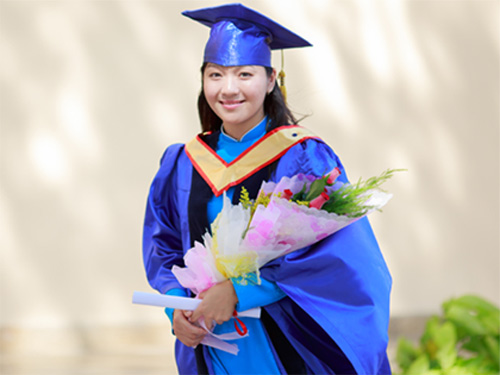 Nguyễn Thị Thu Huệ trong ngày tốt nghiệp thủ khoa toàn trường năm 2014