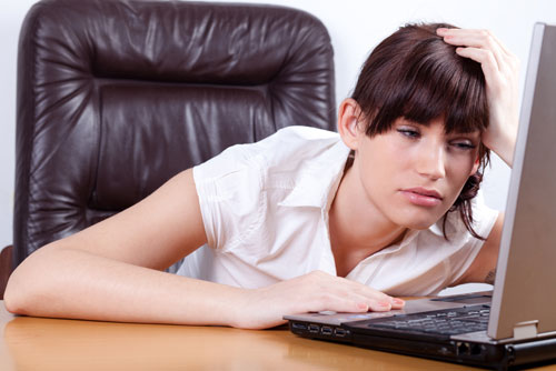 Cơn mệt mỏi kéo dài có thể cảnh báo cơn trụy tim ở phụ nữ - Ảnh: Shutterstock