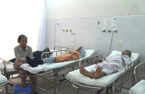 Tại khoa Cấp cứu bệnh viện Đà Nẵng đông đúc người bệnh cao tuổi