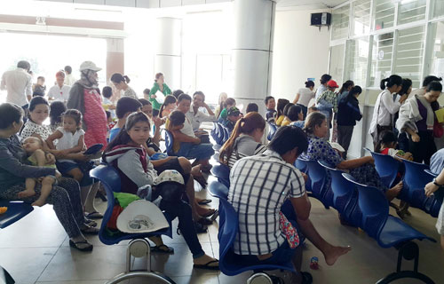Lượng bệnh nhân nhi đến khám tại bệnh viện Phụ sản-Nhi trong những ngày qua liên tục đông đúc