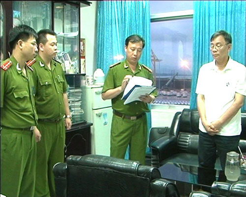 Cơ quan CSĐT thực hiện lệnh bắt tạm giam ông Đinh Ngọc Uyên - Ảnh: Linh Linh