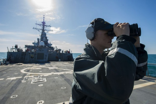 Lính Mỹ làm nhiệm vụ quan sát trên tàu USS Ross ở biển Đen - Ảnh: US Navy