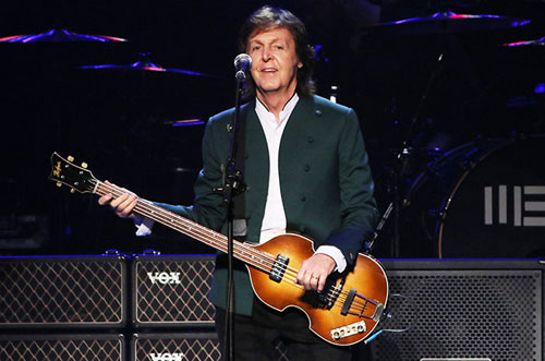 Paul McCartney trong buổi biểu diễn tại Budokan, Tokyo - Ảnh: AFP