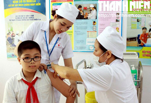 Chuyên gia của Tổ chức Y tế thế giới giám sát triển khai tiêm vắc xin Sởi - Rubella tại Hải Sơn, xã giáp biên giới thuộc tỉnh Quảng Ninh - Ảnh: Liên Châu