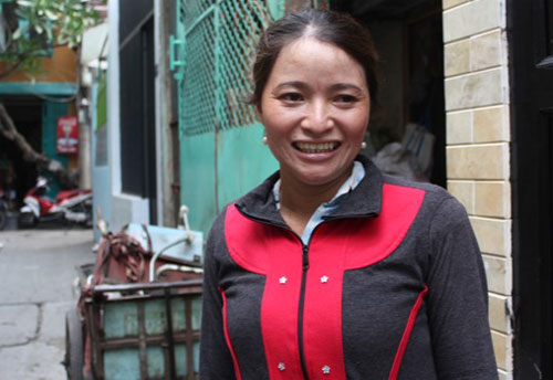 Chị Hồng vui vẻ trong buổi chiều làm việc tại Công an quận Tân Bình - Ảnh: Phạm Hữu