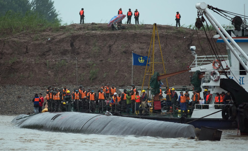 Nhiều phương án đang được triển khai để cứu người - Ảnh: AFP