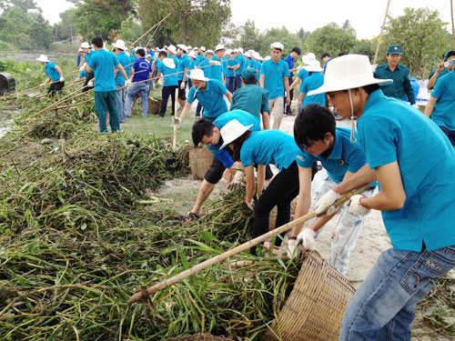 Thanh niên tình nguyện vớt rác, khơi thông dòng chảy tại rạch Bến Nghé, P.An Phú Đông, Q.12