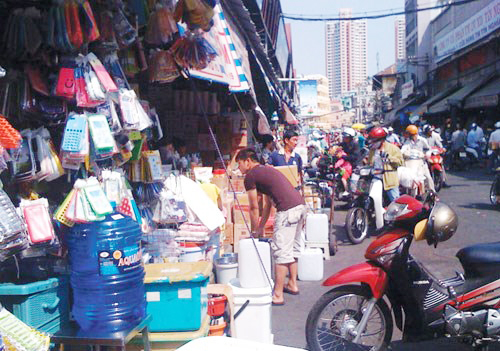Mua bán hóa chất ở chợ Kim Biên - Ảnh: Thanh Đông
