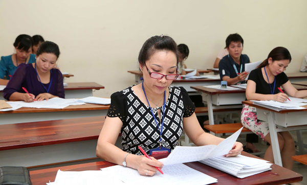 Giáo viên chấm thi môn sử tại Trường ĐH Sài Gòn ngày 13.7 - Ảnh: Đào Ngọc Thạch