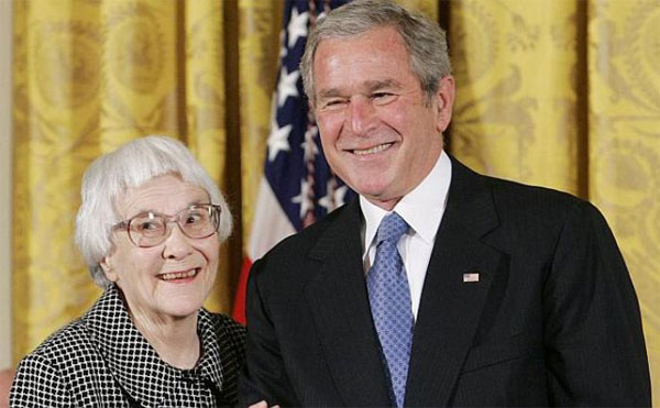 Nữ nhà văn Harper chụp ảnh cùng Tổng thống Mỹ G.W Bush - Ảnh Reuters