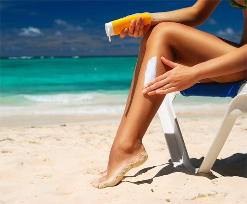 Luôn thoa kem chống nắng khi ra ngoài trời - Ảnh: Shutterstock