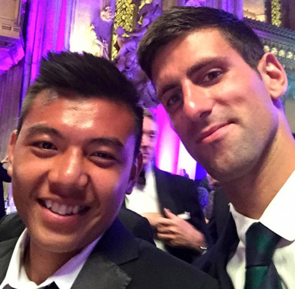 Nam đã chụp hình chung với thần tượng Djokovic - Ảnh: Hoàng Nam cung cấp