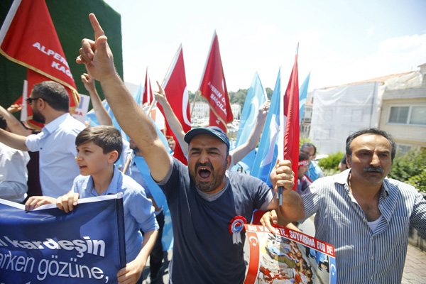 Biểu tình phản đối Trung Quốc gần lãnh sự quán nước này ở thành phố Istanbul của Thổ Nhĩ Kỳ ngày 5.7.2015 - Ảnh: Reuters