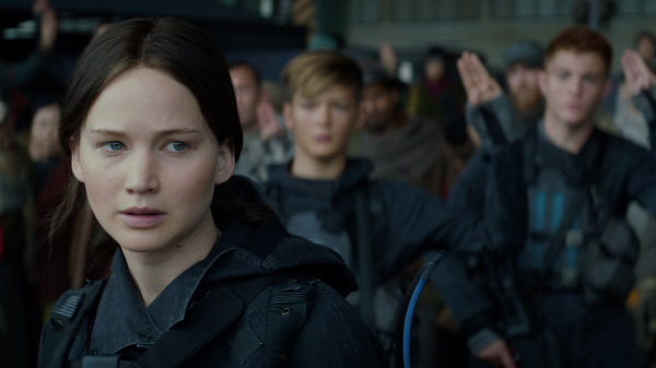 Katniss trở thành lãnh đạo và biểu tượng chiến đầu cùng nhân dân thành Panem - Ảnh chụp màn hình Youtube
