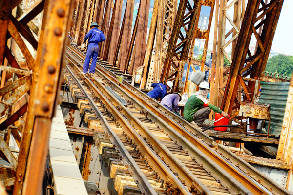 Công nhân đang sửa chữa cầu Long Biên - Ảnh: Ngọc Thắng