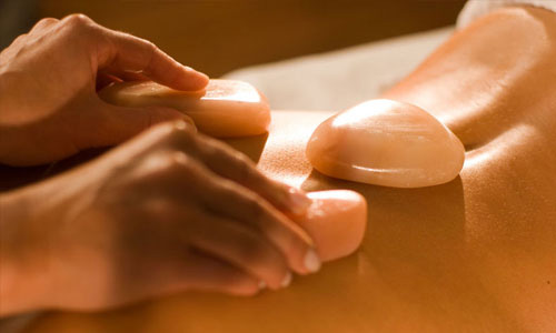 Massage bằng đá muối Himalaya giúp giảm stress hiệu quả