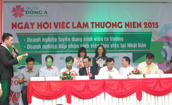 Nhiều ký kết quan trọng được thực hiện về lao động, việc làm tại Ngày hội Việc làm ĐH Đông Á 2015 - Ảnh: B.N
