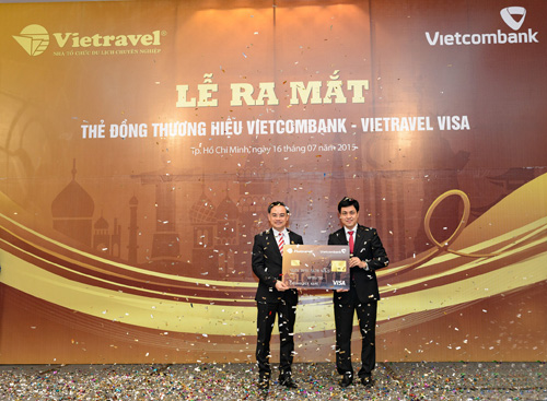 Ông Huỳnh Song Hào - Giám đốc Khối Bán lẻ Vietcombank (bên phải) và ông Trần Đoàn Thế Duy - Phó Tổng giám đốc Vietravel (bên trái) chính thức công bố ra mắt thẻ tín dụng quốc tế đồng thương hiệu Vietcombank Vietravel Visa