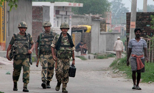 Binh sĩ Ấn Độ tuần tra tại khu vực gần vùng Kashmir đang tranh chấp với Pakistan - Ảnh: PTI