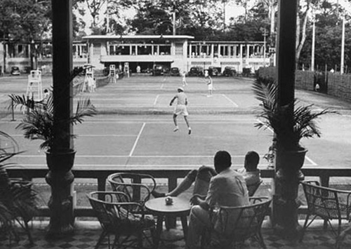 Quần vợt là môn thể thao lạ của Sài Gòn xưa - Ảnh: Tư liệu của tác giả