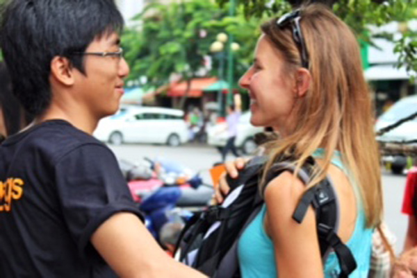 Chia sẻ cái ôm thân thiện và lời thăm hỏi với du khách nước ngoài