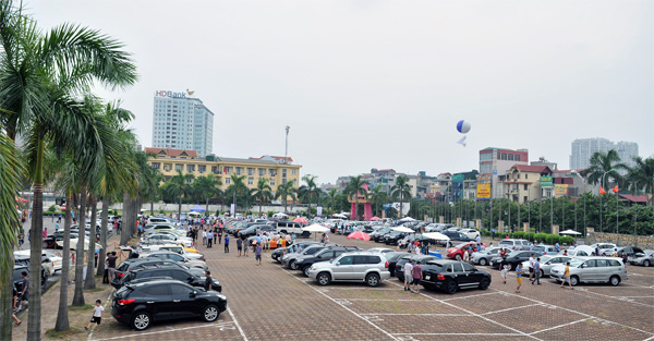 Tham gia chợ ôtô ngoài trời đầu tiên, có khoảng 30 showroom ôtô trên địa bàn Hà Nội đem xe tới trưng bày giao dịch với số lượng đăng ký bán gần 600 chiếc