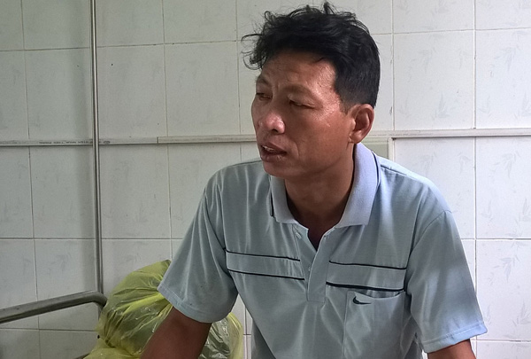 Ông Lê Văn Minh (bố chú rể Lê Văn Tuấn) chưa hết bàng hoàng sau vụ tai nạn -Ảnh: Ngọc Minh