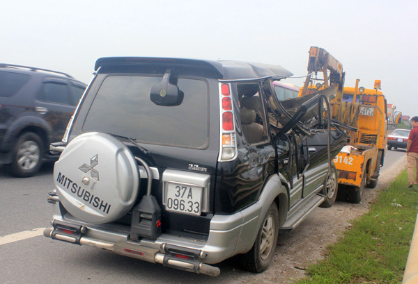 Chiếc xe bị nạn đang được giải phóng khỏi hiện trường - Ảnh: Ngọc Minh