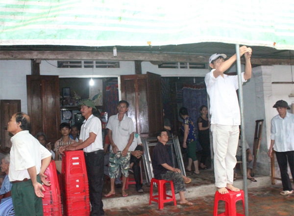 Tại gia đình bà Bính, mọi công tác chuẩn bị hậu sự cũng được diễn ra khẩn trương