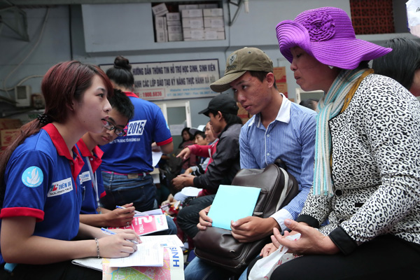 Tình nguyện viên tư vấn cho thí sinh và người nhà thí sinh tại Trung tâm hỗ trợ học sinh, sinh viên TP.HCM - Ảnh: Đào Ngọc Thạch