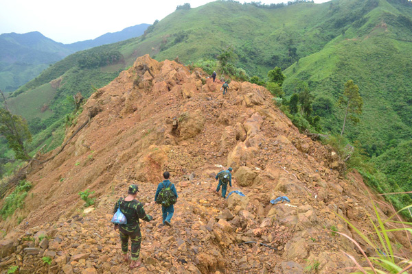 Sau gần 2 giờ vượt rừng, lực lượng công binh mới cõng thuốc nổ được đến bãi vàng ở núi Cà Nhút