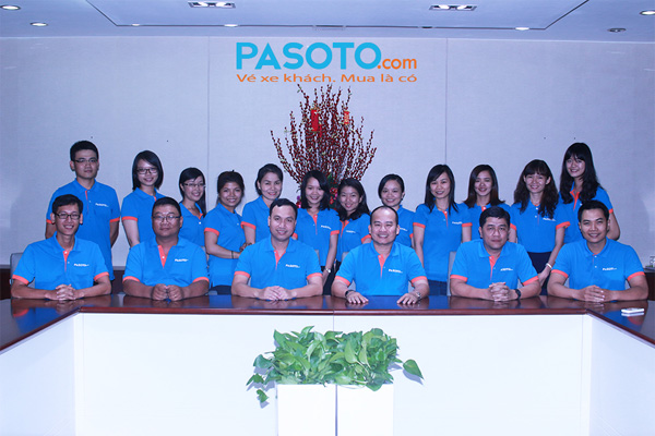 Đội ngũ Pasoto.com. Ông Lâm Minh Chánh, Tổng Giám Đốc (thứ tư từ trái qua)